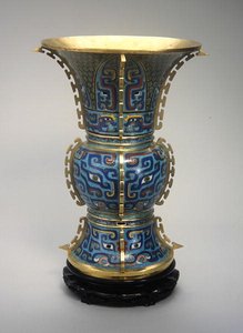 Un jarrón en forma de Zun y soporte de School Chinese