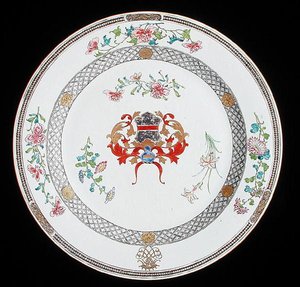 Un cargador armorial famille rose con los brazos de Leonrodt de Austria, c.1730 de School Chinese