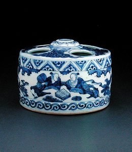Tintero azul y blanco, pintado con eruditos jugando 