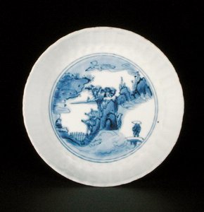 Plato kraak azul y blanco pintado con una figura en un paisaje, marca Egret, Wanli o Tianqi de School Chinese