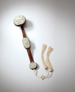 Cetro Ruyi incrustado de jade gris verdoso tallado, dinastía Yuan a principios de Ming de School Chinese