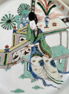Arte chino: la dama reposa en un banco. Pintura en porcelana del siglo XVIII. París, Museo Guimet, Museo Nacional de Artes Asiáticas