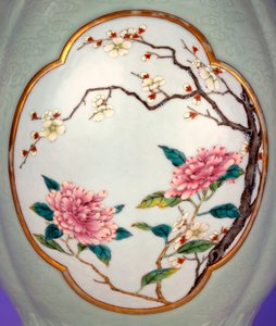 (detalle) de un raro y fino jarrón celadón famille rose con un esmalte dorado delineado de Prunus y Rosas de School Chinese