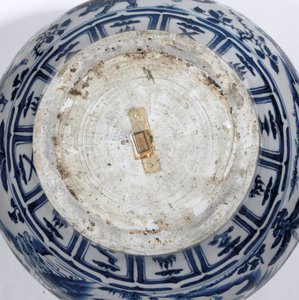 Detalle de un jarrón azul y blanco excepcionalmente raro e importante, Dinastía Guan Yuan, mediados del siglo XIV