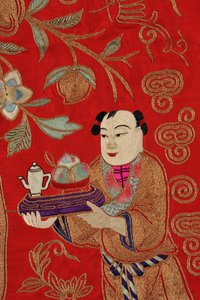 Bordado que representa a un niño trayendo té (detalle) de School Chinese
