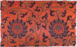 Fragmento de textil con diseño de flores de loto, tallos y hojas (satén tejido giratorio) de School Chinese