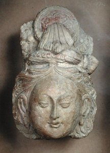 Cabeza de un Bodhisattva con un elaborado peinado, de Tumshuq (Xinjiang) siglo VI-VII