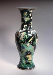 Gran Jarrón Famille Noire Yen Yen, período Kangxi (1662-1722) de School Chinese