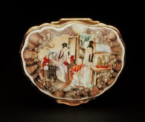 Tapa de caja de rapé en forma de concha, período Qianlong (1736-95) c.1760 (porcelana)