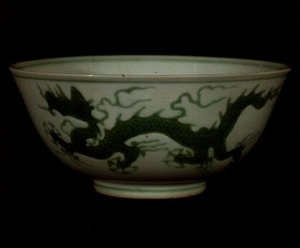 Cuenco de dragón verde Ming, período Hong-hsi, c.1425-35 de School Chinese