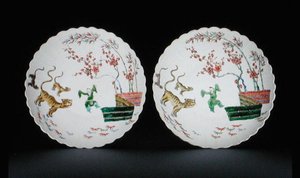 Par de platos decorados con esmaltes famille verte en estilo Kakiemon, periodo Kangxi de School Chinese