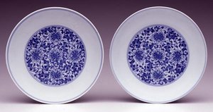 Par de platos de salsa, con flores de loto estilizadas, marca y período de Yongzheng 1723-35 (porcelana con esmalte azul) de School Chinese