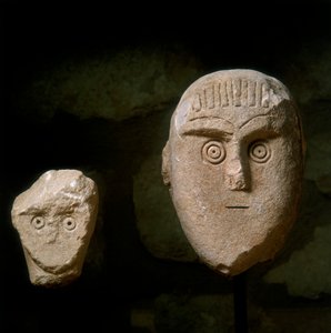 Cabezas cónicas, de un monumento funerario encontrado en Daunia