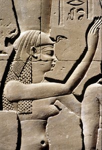 Antiguo Egipto, Talla mural, Diosa Isis, Templo de Horus, Edfu, 237 - 57 a.C. (foto) de School Egyptian