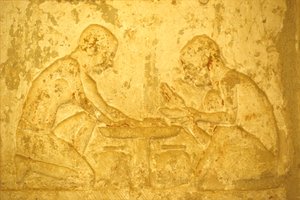 Antiguo Egipto, Escultura mural/pintura, Tumba de Petosiris, Tuna el Gebel, 300 a.C., Hombres fabricando ungüentos medicinales (foto) de School Egyptian