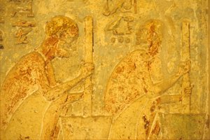 Antiguo Egipto, Tallado/pintura mural, Tumba de Petosiris, Tuna el Gebel, 300 a.C., Trabajadores utilizando mortero (foto) de School Egyptian