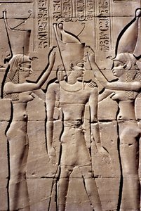 Antiguo Egipto, Pintura mural, Un rey recibe la doble corona de Isis y Neftis, Templo de Horus, Edfu (foto)