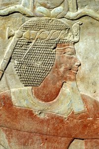 Antiguo Egipto, Pintura mural, Un faraón con la corona de Atef, Templo de Karnak, Luxor (foto) de School Egyptian