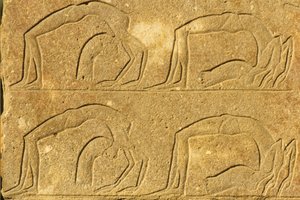 Antiguo Egipto, Pintura mural/talla, Acróbatas femeninas actuando, Templo de Karnak, Luxor (foto)