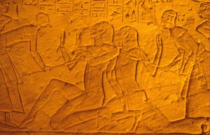 Antiguo Egipto, Pintura mural, prisioneros hititas golpeados con palos, Templo de Ramsés II y Nefertari, Abu Simbe (foto) de School Egyptian