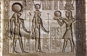 Antiguo Egipto, Pintura mural/talla, Horus e Isis reciben una ofrenda del faraón, Templo de Hathor, Dendera (foto)