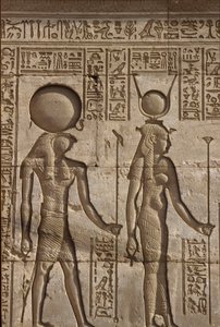 Antiguo Egipto, Pintura mural/talla, Horus e Isis reciben una ofrenda del faraón, Templo de Hathor, Dendera (foto)