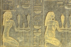 Antiguo Egipto, Pintura mural, Dioses del Nilo arrodillados con bandejas de ofrendas, Granito negro, Templo de Karnak, Luxor (foto)