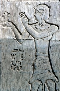 Antiguo Egipto, Pintura mural, Sacerdote con piel de leopardo, ofreciendo incienso, Templo de Sebek y Horus Kom Ombo (foto) de School Egyptian