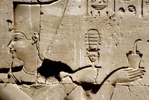 Antiguo Egipto, Pintura mural/talla, El faraón Ptolomeo agitando un systrum y ofreciendo incienso, Templo de Horus, Edfu (foto) de School Egyptian