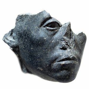 Arte egipcio antiguo: cabeza del rey Sesostris III. Fragmento de estatua. Escultura de granito negro, circa 1900 a.C. (XII dinastía, circa 1963-1786). París, Museo del Louvre de School Egyptian