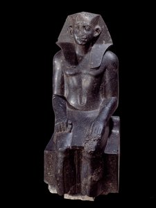 Arte egipcio antiguo: estatua del rey Sesostris III anciano. Escultura de diorita alrededor de 1870 a.C. (XII dinastía, circa 1963-1786). De Medamoud (Egipto). Altura: 1.200 m. París, Museo del Louvre de School Egyptian