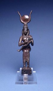 Iris amamantando a Horus (vista frontal) Egipcio, 715-525 a.C.