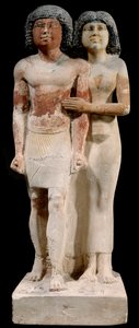 Antigüedad egipcia: Estatua de piedra caliza de la pareja Raherka y Meresankh. 5ª dinastía. Imperio Antiguo (alrededor de 2700-2200 a.C.). Sol 0,52x0,21 m París, Museo del Louvre de School Egyptian