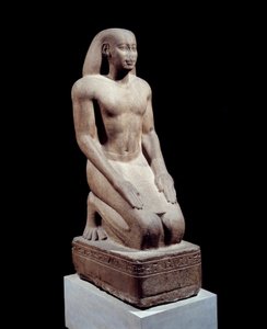 Antigüedad egipcia: Estatua de Nakhthorheb, jefe de sacerdotes Escultura de cuarcita alrededor de 590. Dinastía XXVI, reinado de Psamético (595-529 a.C.) París. Museo del Louvre de School Egyptian