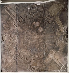 Antigüedad egipcia: "El Zodiaco" bajo relieve del techo de la capilla este de Osiris en el templo de Hathor en Denderah. Período ptolemaico (332-30 a.C.) París, Museo del Louvre de School Egyptian