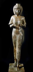 Antigüedad egipcia: estatua de bronce de la reina Karomama, esposa del faraón Takelot II. XXI dinastía. París, Museo del Louvre