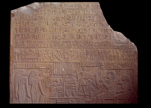 Antigüedades egipcias: estela funeraria cubierta con una inscripción en lenguaje codificado en forma de jeroglíficos. París, Museo del Louvre
