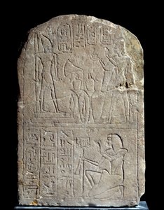 Antigüedad egipcia: estela de piedra caliza en nombre del rey Anya. El faraón Ramsés II ofrece incienso a su propia estatua divina colosal. Reino de Ramsés II (1279-1213 a.C.). Del serapeum de Saqqara. París, museo del Louvre