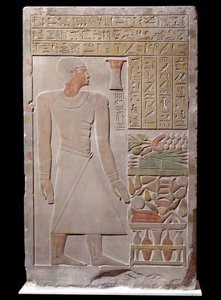 Antigüedad egipcia: estela de piedra caliza del monumento a la memoria del portavoz del visir Senousret formando una capilla. Alrededor de 1700 a.C. Dinastía XII tardía de School Egyptian