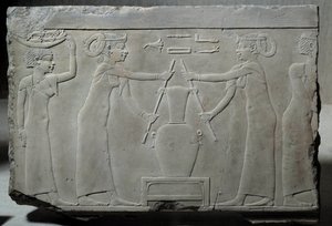 Antigüedad egipcia: bajo relieve de piedra caliza que representa a mujeres prensando flores de lirio para extraer la esencia llamada “extracción de lirinon” alrededor de 500-400 a.C. (¿era Saíta?) de School Egyptian