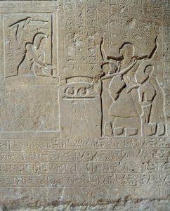 Antigüedad egipcia: relieve en piedra caliza de Hormin: Sethi I distribuye los collares de valor como recompensa por su valentía a Hormin, jefe del harén del rey. Dinastía XIX (1295-1186 a.C.). Museo del Louvre, París de School Egyptian