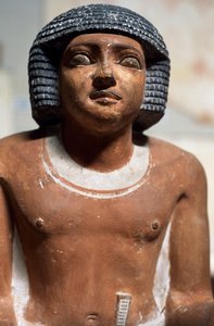 Figura masculina, estatua de piedra caliza pintada, Civilización egipcia, (detalle)