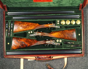 Un conjunto de tres escopetas de martillo