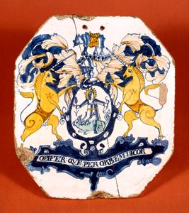 Azulejo de boticario mostrando el escudo de armas y el lema de la Worshipful Society of Apothecaries of London (cerámica) de School English