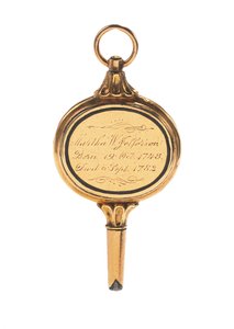 Llave de reloj grabada memento mori, con un mechón de cabello de Martha Wayles Jefferson, francés o inglés, finales del siglo XVIII - principios del siglo XIX