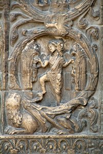 Arte gótico: Piedroit del portal derecho de la fachada occidental de la Basílica de Saint Denis representando el trabajo de los campos: Enero. Saint-Denis, Francia de School French