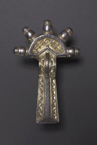 Fíbula de arco, Alemánica, 500-550 (plata dorada y nielado) de School German