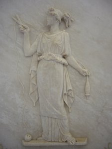 Bajorrelieve de Atropos cortando el hilo de la vida de School Greek