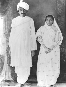 Kasturba (1869-1944) y Mahatma Gandhi (1869-1948) (fotografía en blanco y negro)