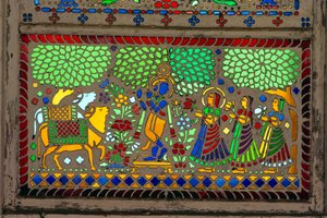 Radha Krishna con Sakhi en vidriera